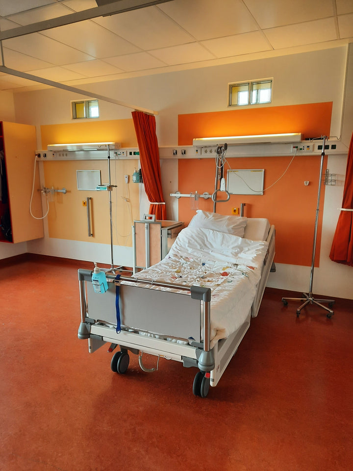 Hospital bed with a pressure-redistribution mattress