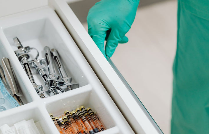 Anesthesia cart drawer with syringes and anesthetic cartridges